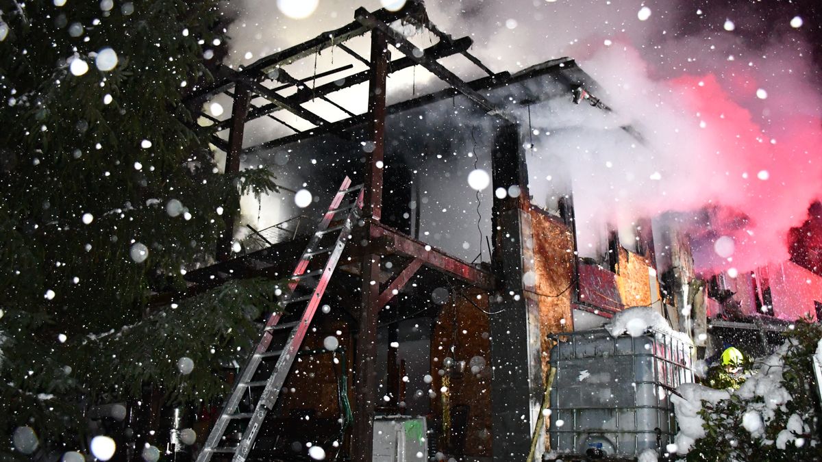 Na Jablonecku hořela přístavba rodinného domu, škoda je nejméně tři miliony